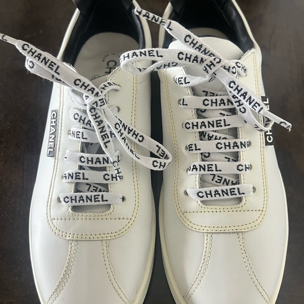 CHANEL White Sneakers with Logo Laces